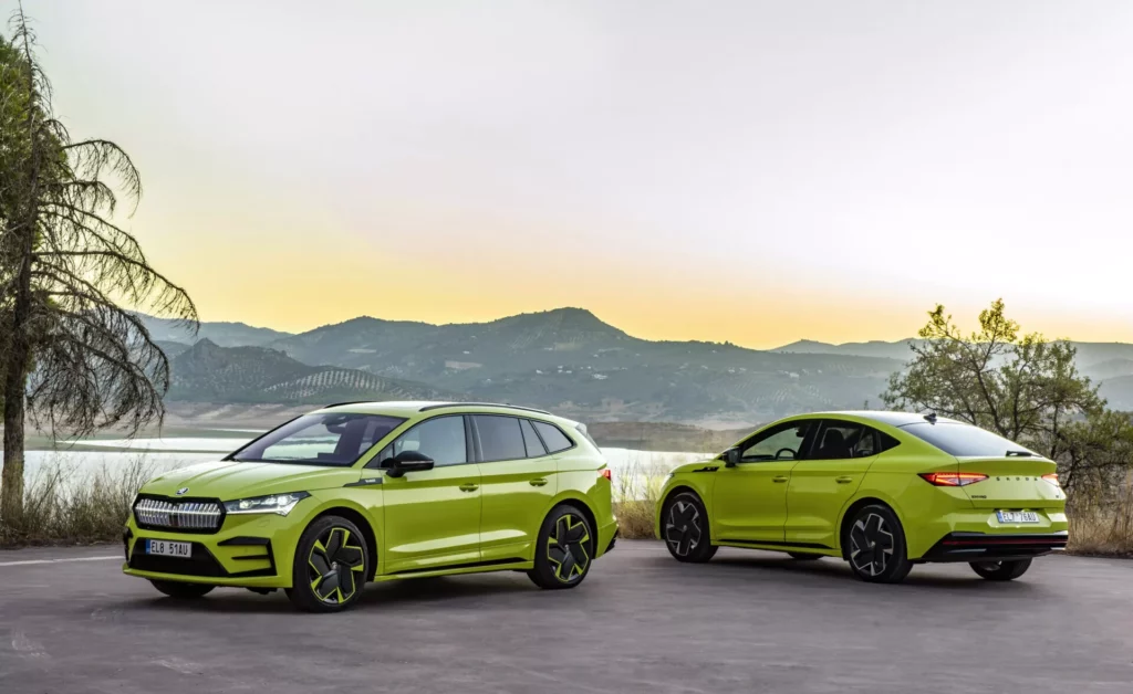 voiture electrique skoda enyaq rs de 3/4 avant et arrière, coupé et classique