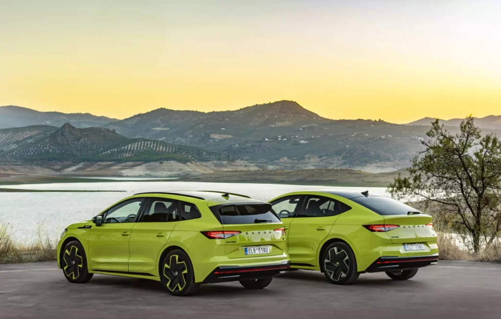 voiture electrique skoda enyaq rs de 3/4 arrière coupé et classique