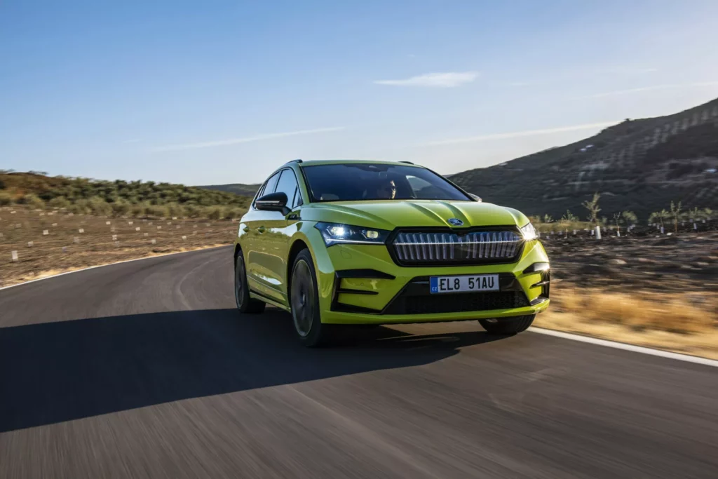 voiture electrique skoda enyaq rs sur la route