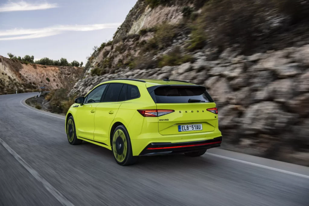 voiture electrique skoda enyaq rs sur la route face arrière