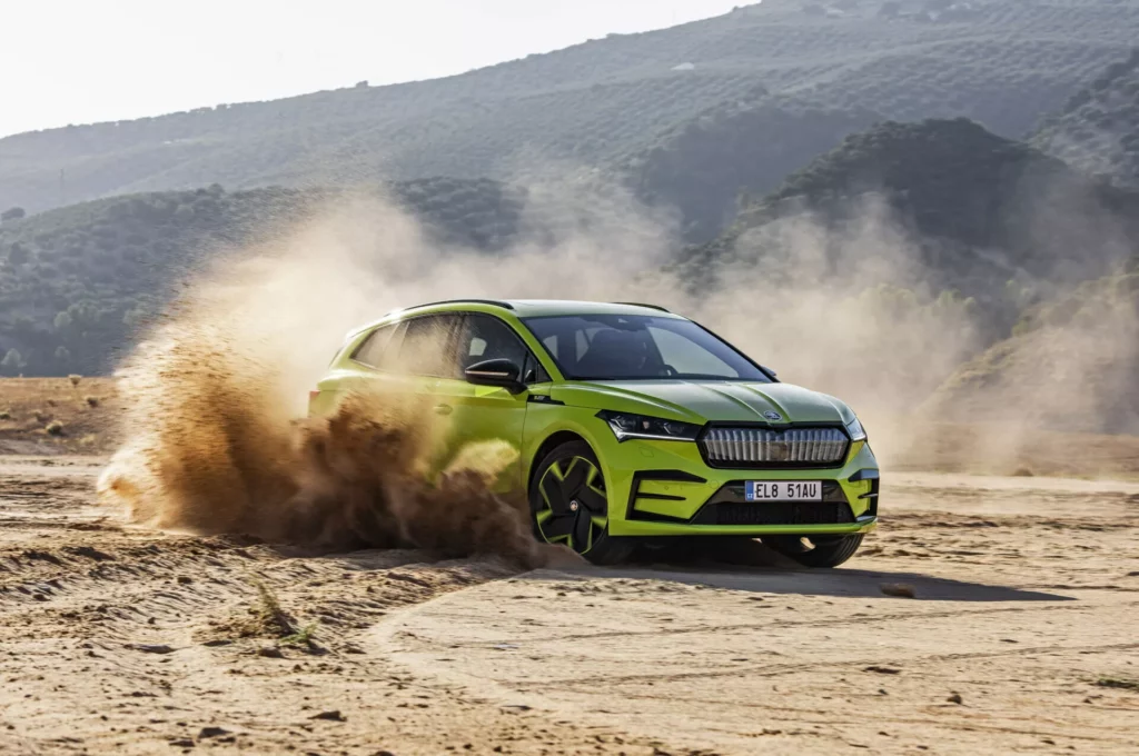 voiture electrique skoda enyaq rs en drift sur la terre