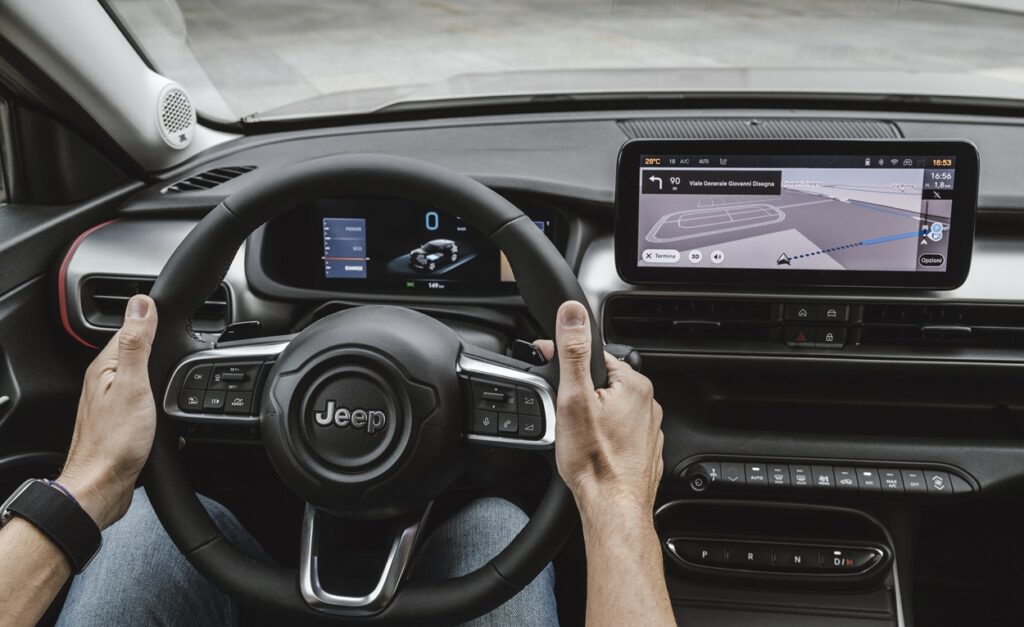 voiture Jeep Avenger e-Hybrid vue palettes au volant et combiné d'instrumentation
