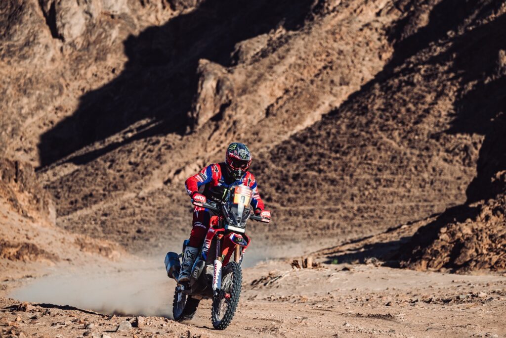 Ricky Brabec roule sur une moto honda a fond sur une piste duj dakar 2024