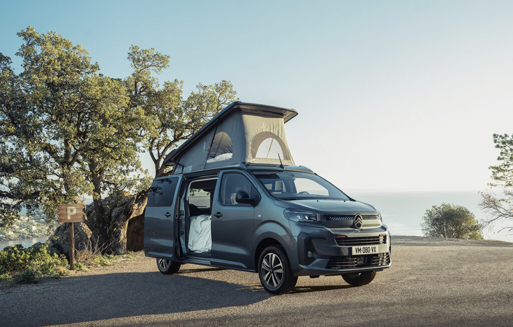 un van aménagé citroen spacetourer holidays garé en bord de mer