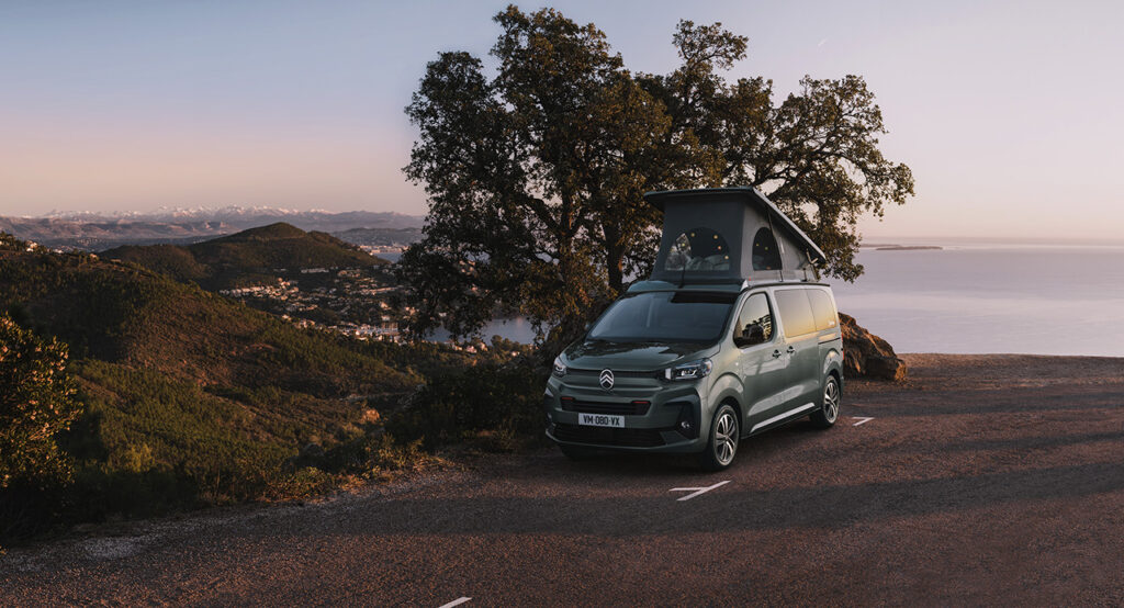 un van aménagé citroen spacetourer holidays garé en bord de mer