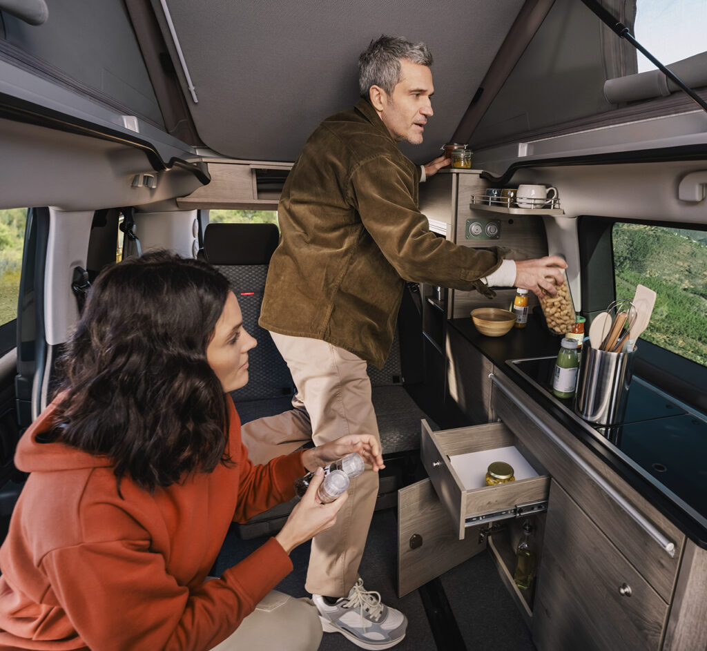 une famille dans la nature avec un van aménagé citroen spacetourer holidays