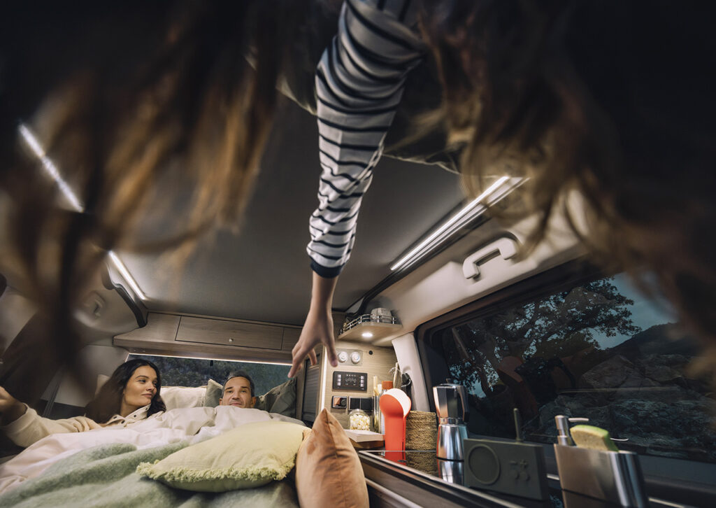 4 personnes dorment dans un van aménagé spacetourer holidays