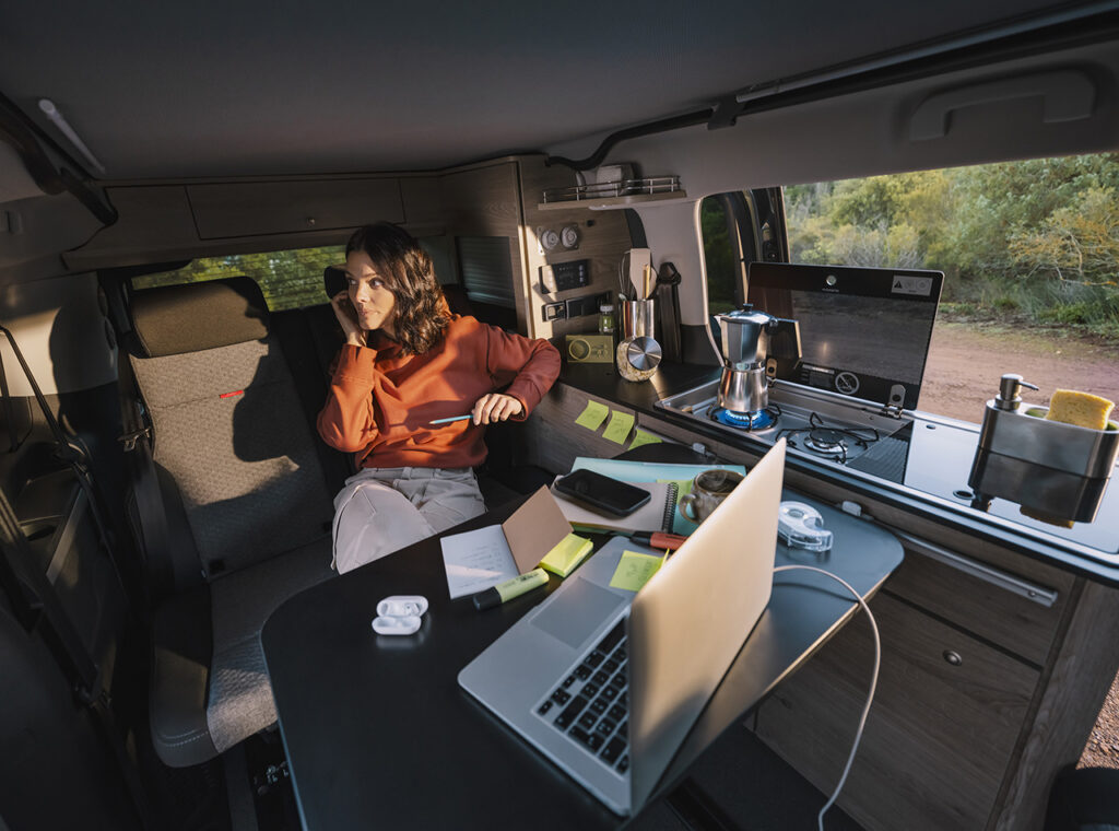 une femme est installée dans spacetourer holidays à l'arrière tranquillement