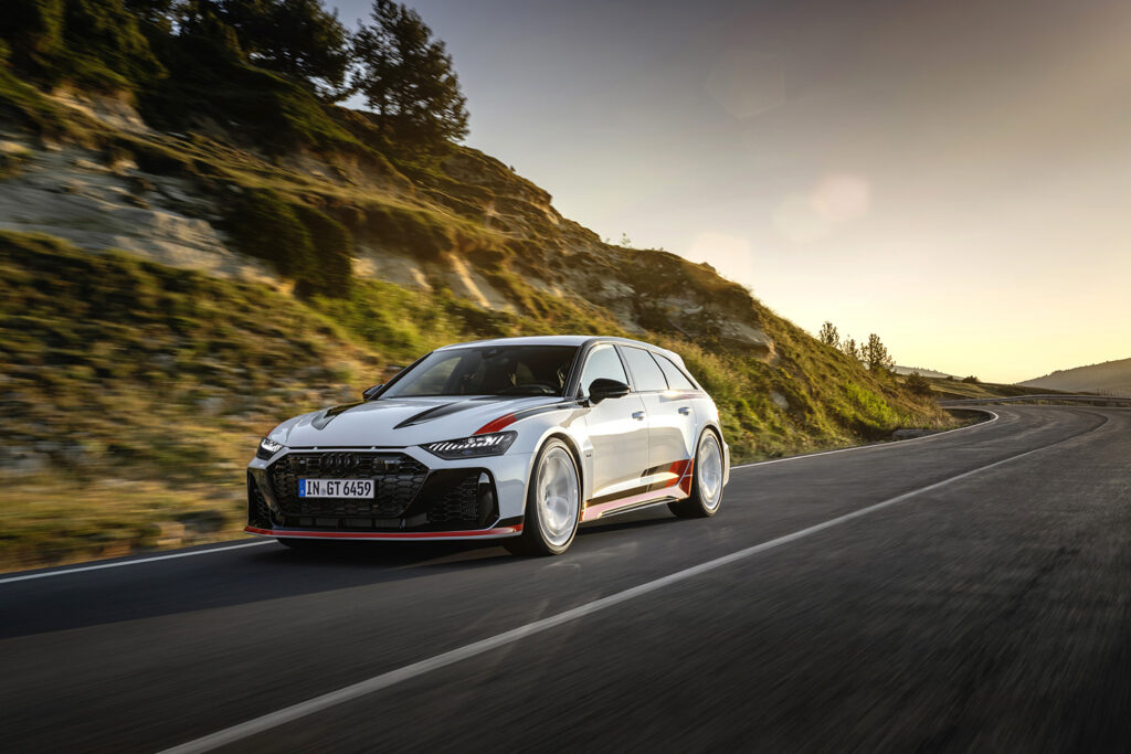 voiture Audi RS6 Avant GT sur une route sinueuse avec couché de soleil