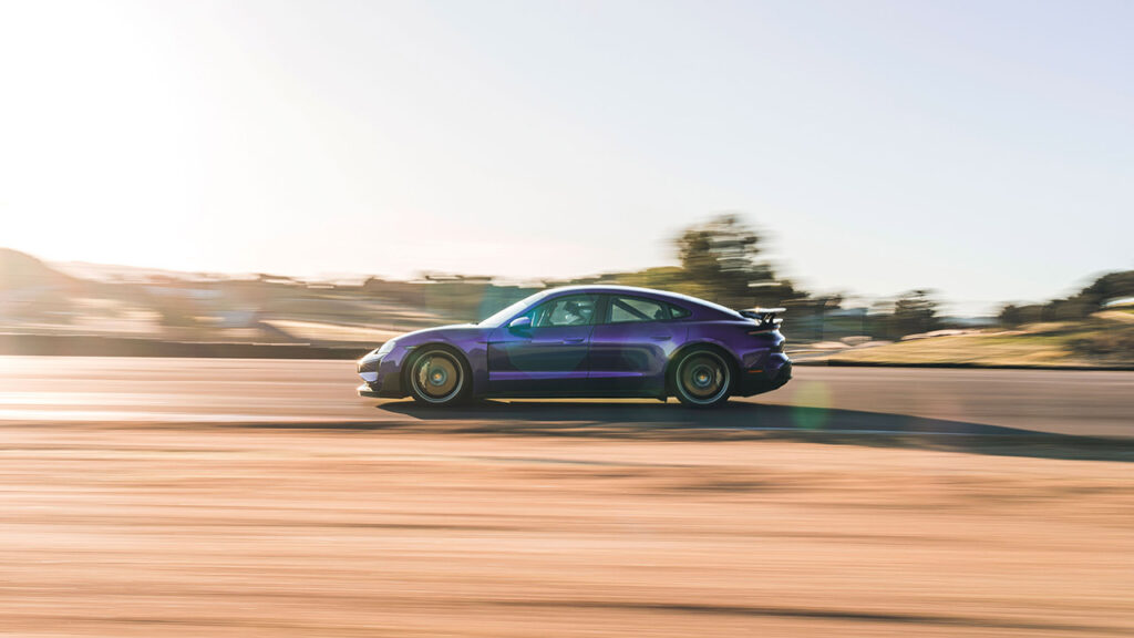 voiture violette sur le circuit de laguna secca