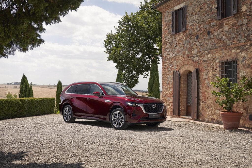 voiture rouge mazda cx-80 