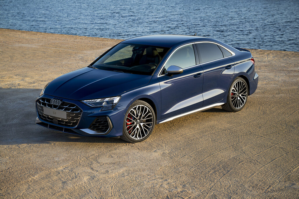 voiture bleu audi s3 2024 sur une route sinueuse