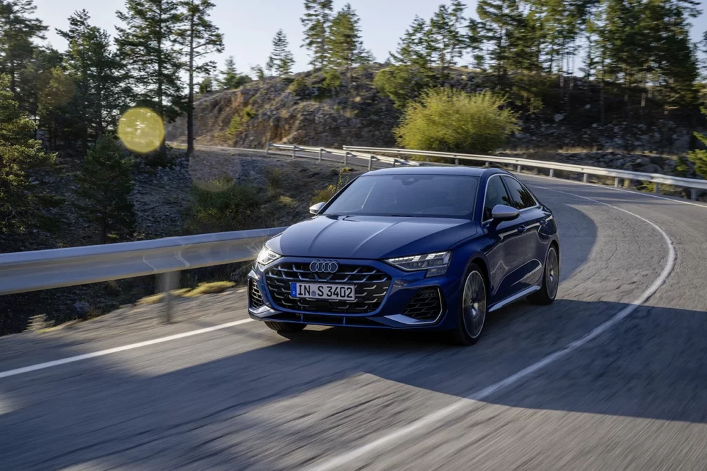 voiture bleue audi s3 2024 sur une route sinueuse