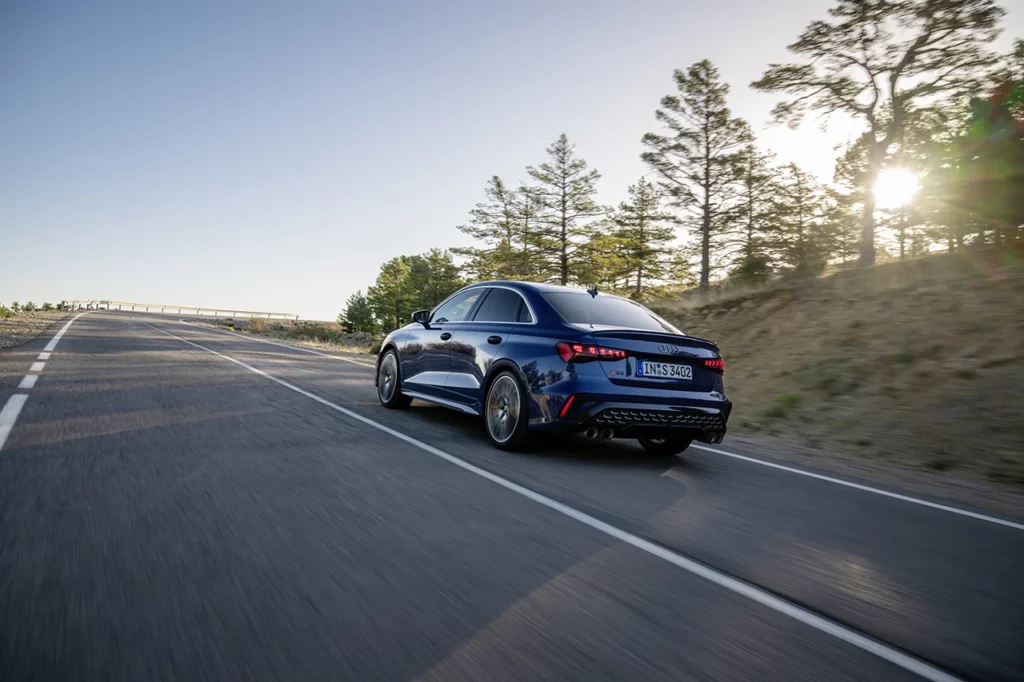 voiture bleue audi s3 2024 sur une route sinueuse