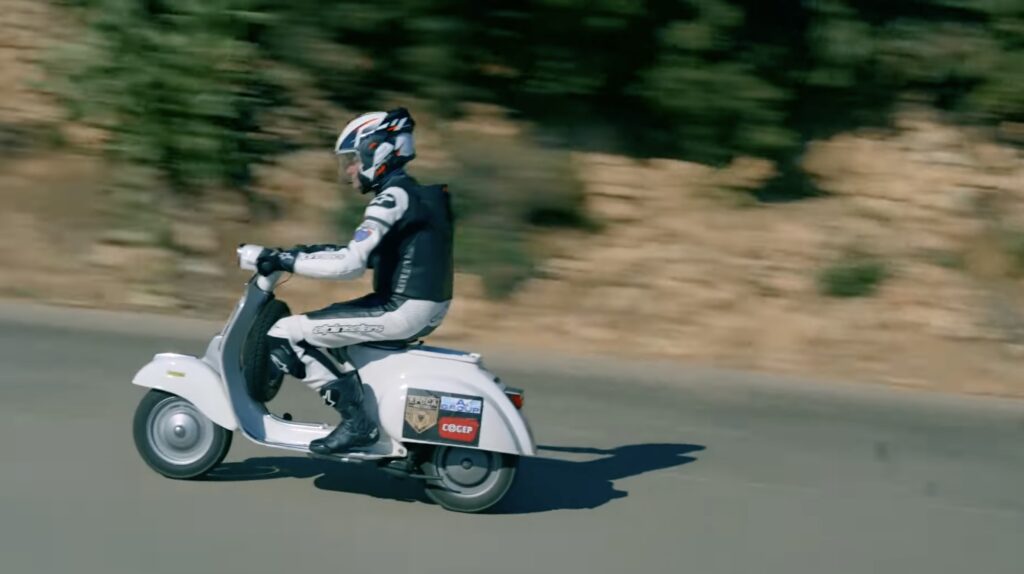 un homme sur une vespa sur un circuit bat un record du monde 1 233 km en vespa