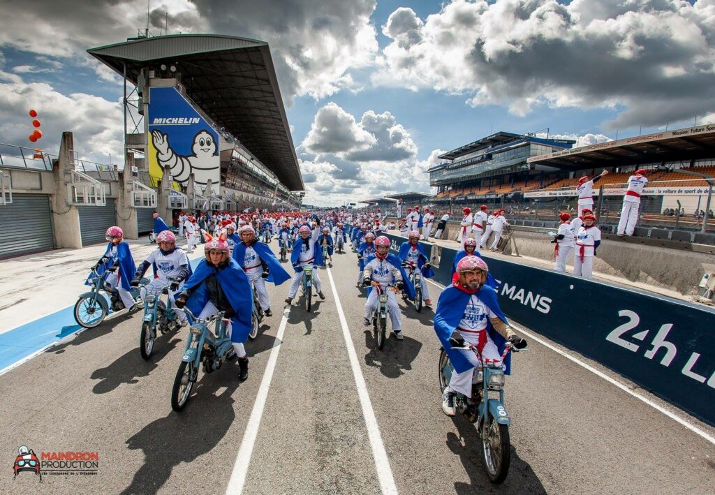 Participants à mobylettes au Grand Prix Meule Bleue