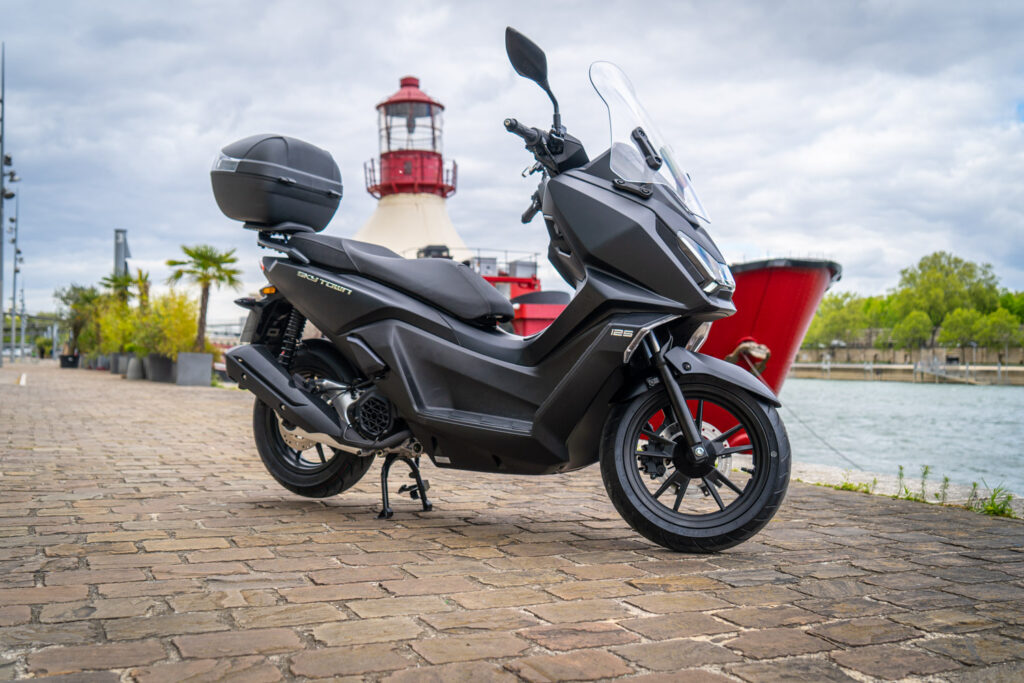 scooter compact 125 Kymco Skytown sur les quai devant une peniche à paris