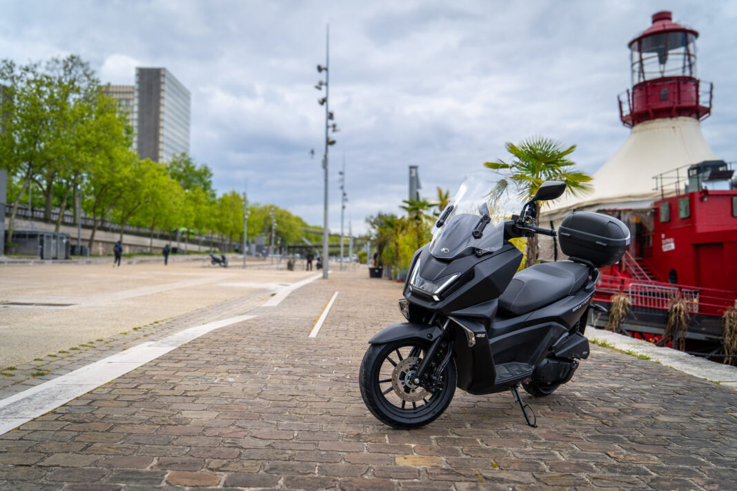 scooter compact 125 Kymco Skytown sur les quai devant une peniche à paris