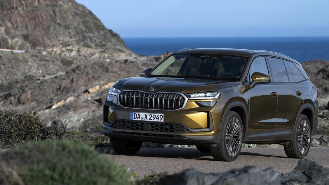 voiture suv skoda kodiaq 2024 hybrid jaune doré sur une route montagneuse