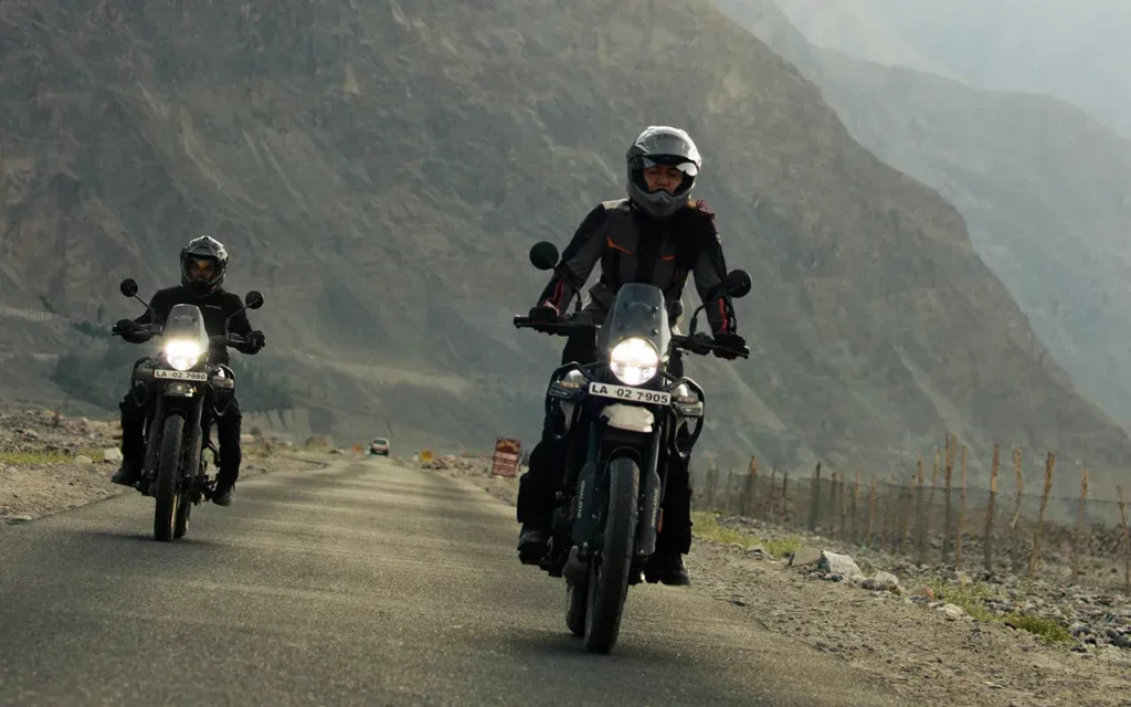 moto royal enfield himalayan sur des routes de montagnes