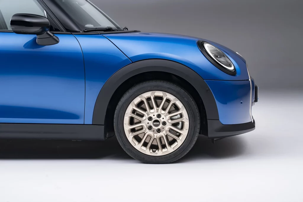 Mini cooper 5 portes 2024 dans un studio