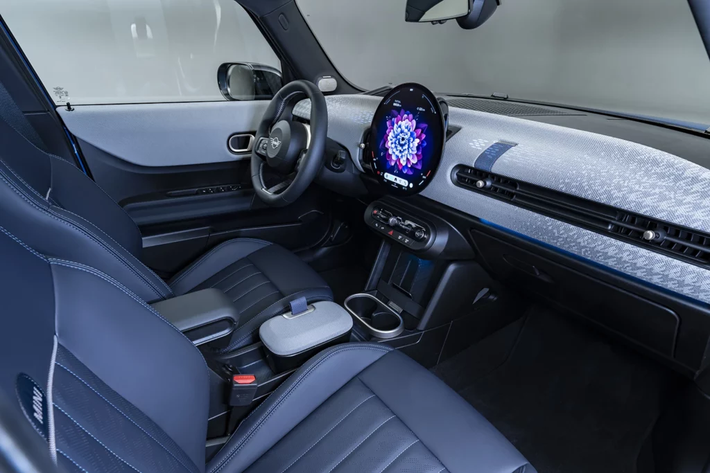 coffre Mini cooper 5 portes 2024 dans un studio