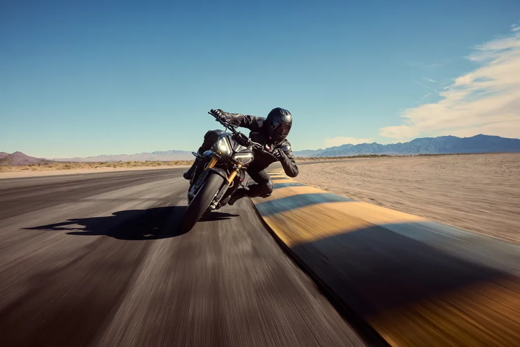 Speed Triple 1200 RS 2025 sur l'angle