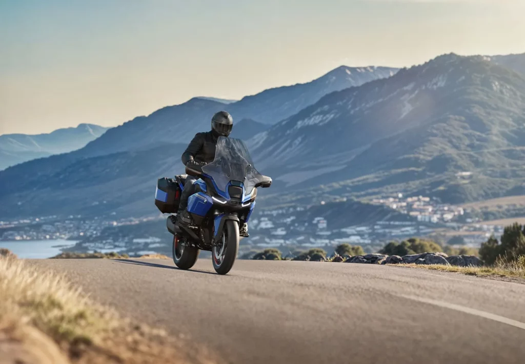 BMW R 1300 RT 2025 sur la route de triuis quart face