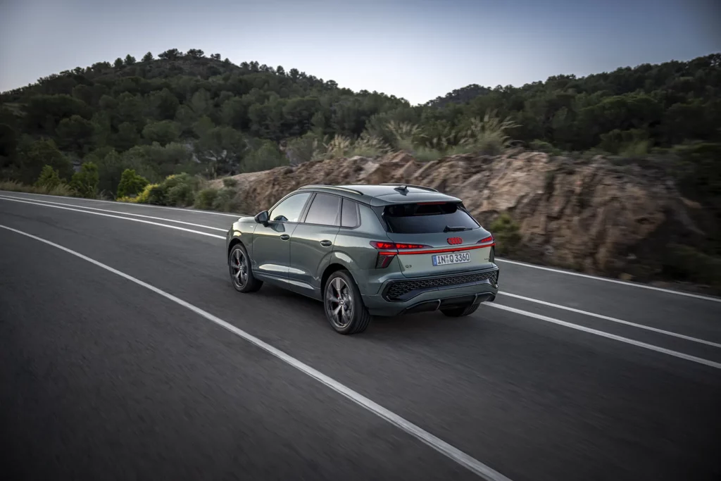 Audi Q6 2026, SUV hybride sur la route vue arrière