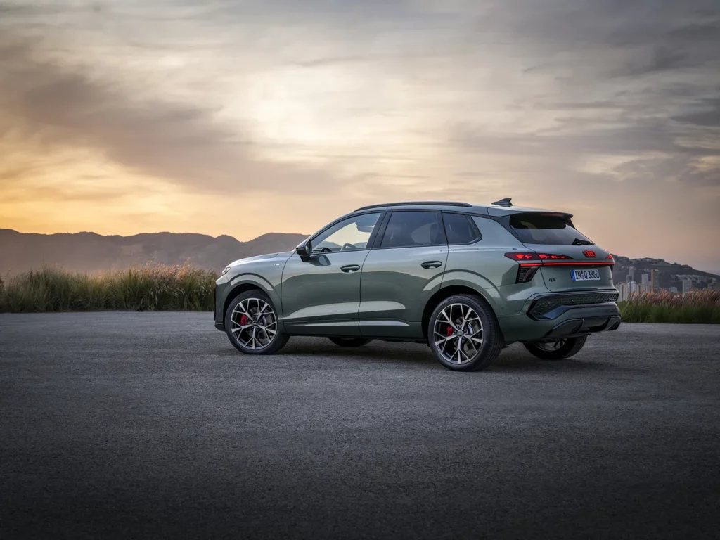 Audi Q6 2026, SUV hybride de profil