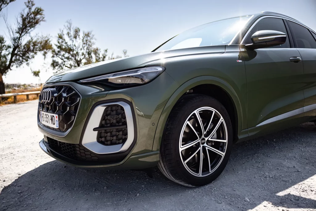 essai Audi Q5 TDI Hybride 2025 detail face avant calandre et entrées d'air
