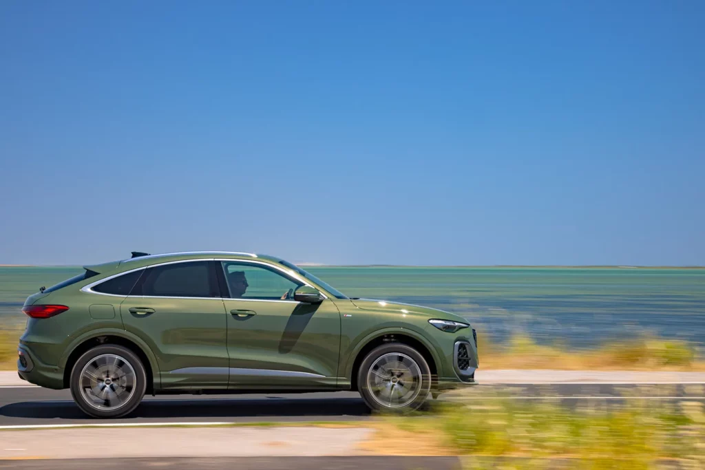 essai Audi Q5 TDI Hybride 2025 de profil sur la route