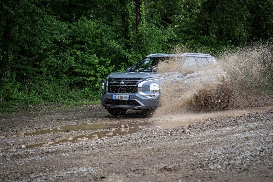 essai mitsubishi outlander phev dans la boue