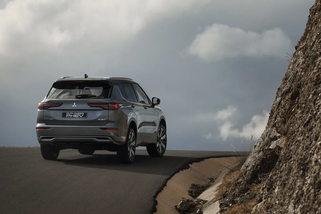 essai mitsubishi outlander phev sur la route vue arrière