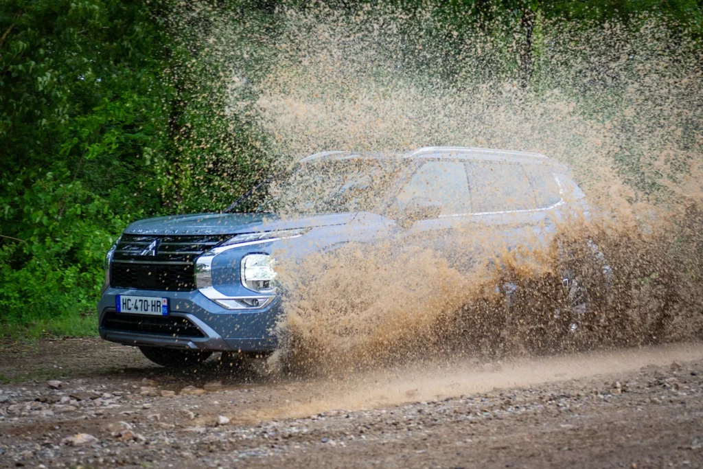 essai mitsubishi outlander phev flaque de boue gerbe