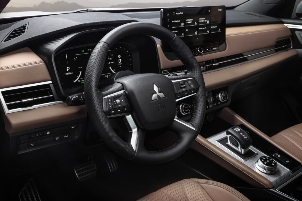 poste de conduite mitsubishi outlander phev