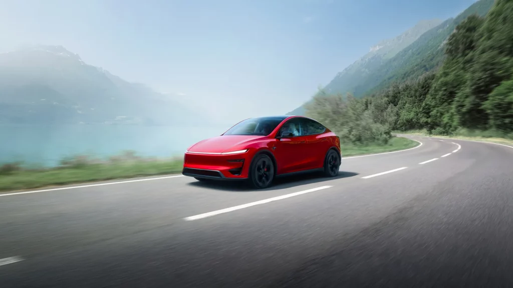 Tesla Model Y Performance 2025 sur la route