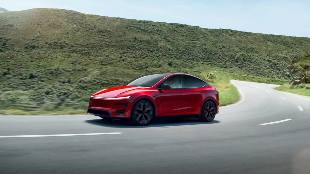 Tesla Model Y Performance 2025 de profil sur route
