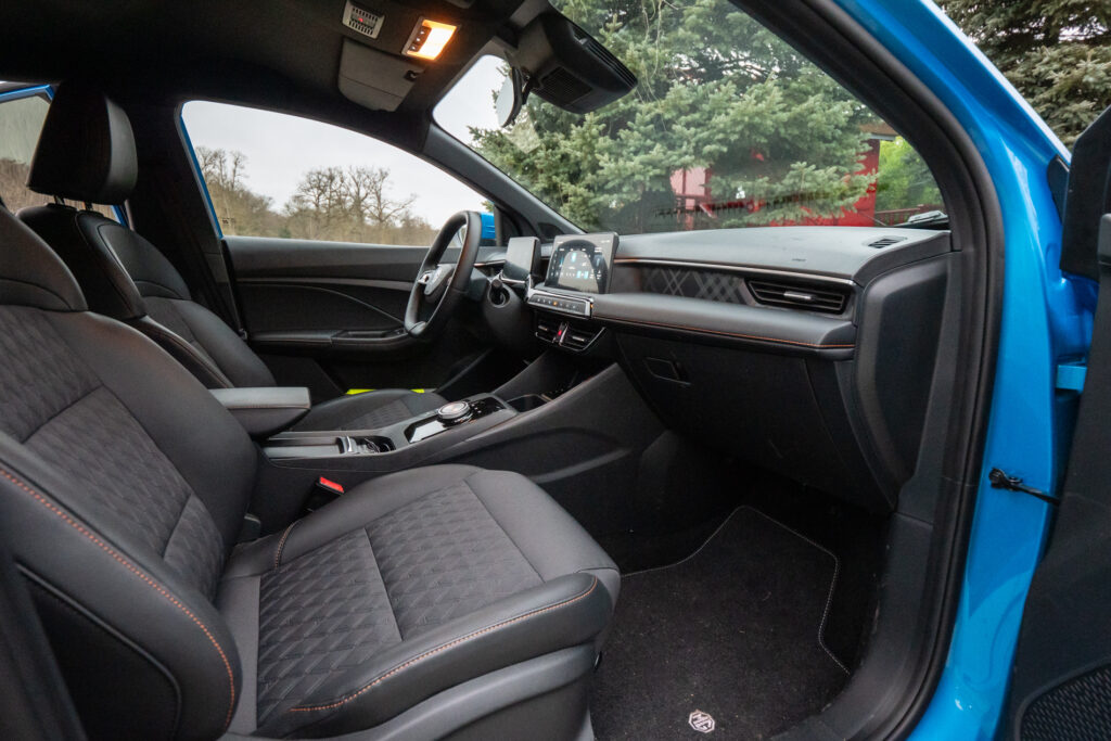 Essai MG3 Hybrid+ places avant