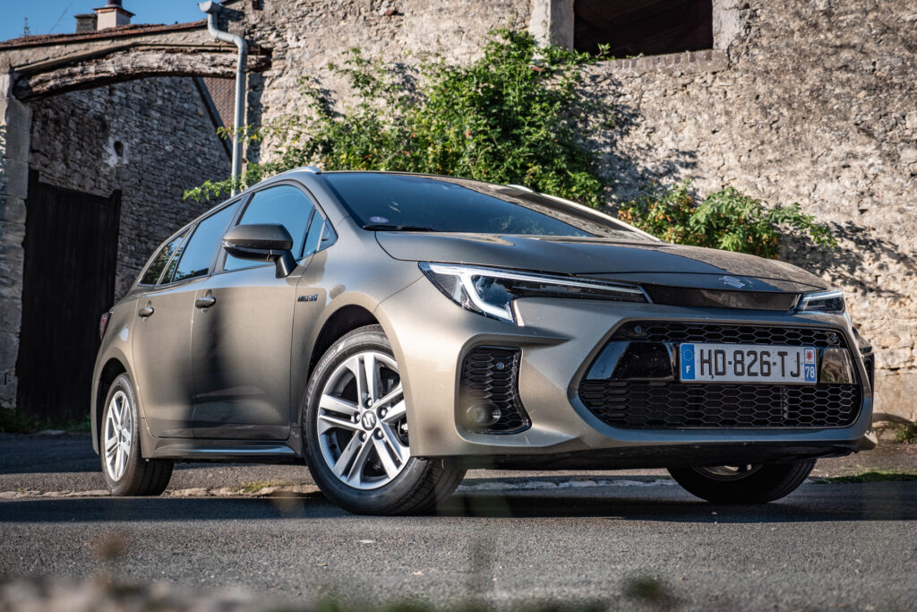 Essai Suzuki Swace 2025  face trois quart