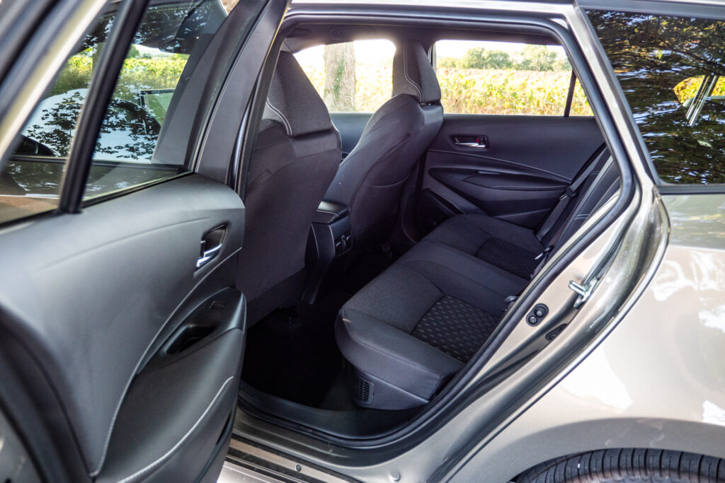 Essai Suzuki Swace 2025 places arrière 