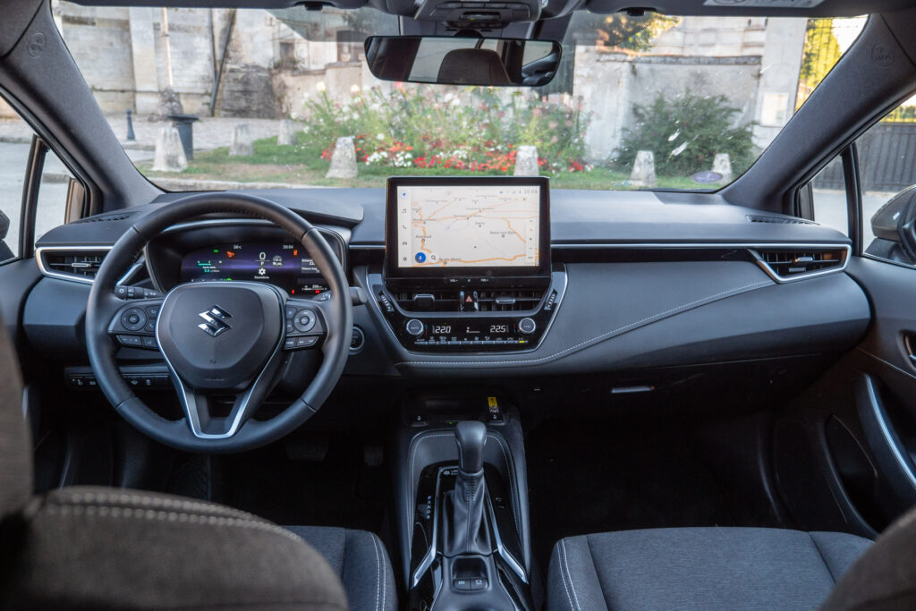 Essai Suzuki Swace poste de conduite