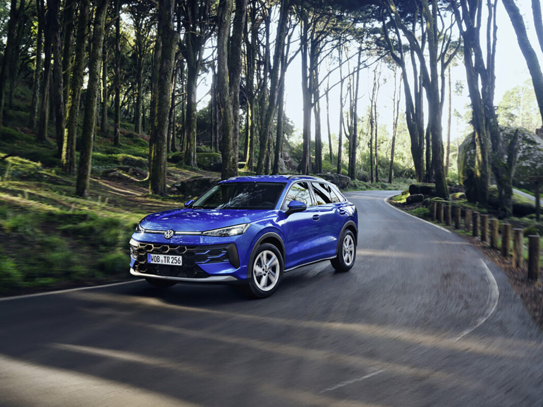 The new Volkswagen T-Roc volkswagen t-roc etsi hybrid 2026 trois quart face