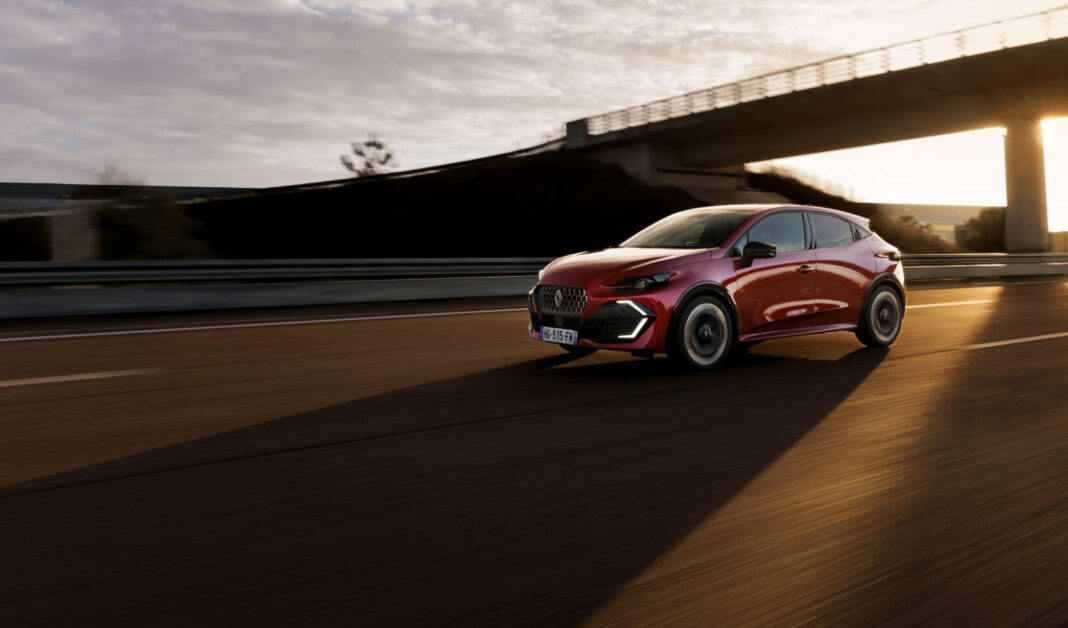 renault clio 6 hybride trois quart avant route