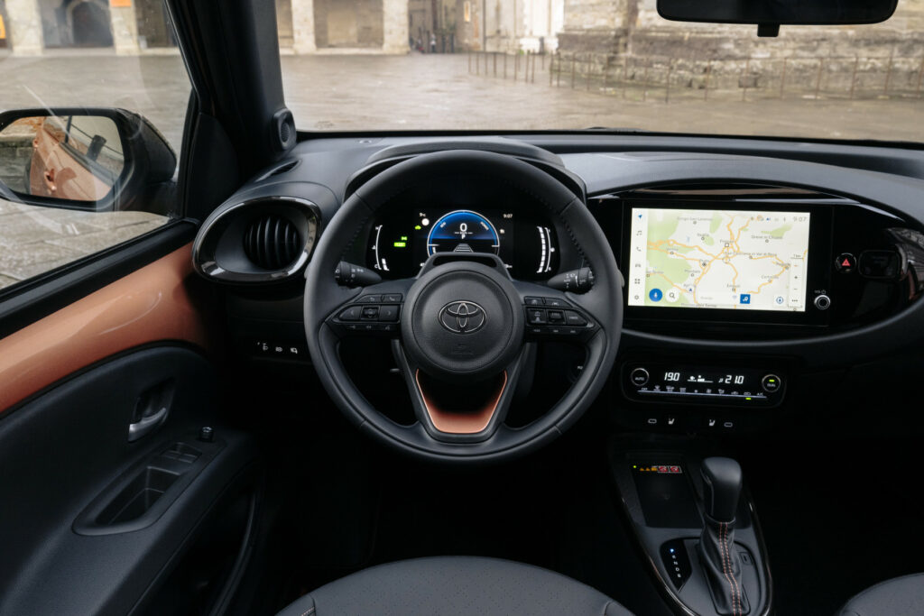 Toyota Aygo X hybride vue multimedia