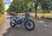 Partir seul à moto dans les Vosges : ce que 1 500 km avec une Royal Enfield Himalayan 450 m’ont appris Royal Enfield Himalyan 450 trois quart face tente